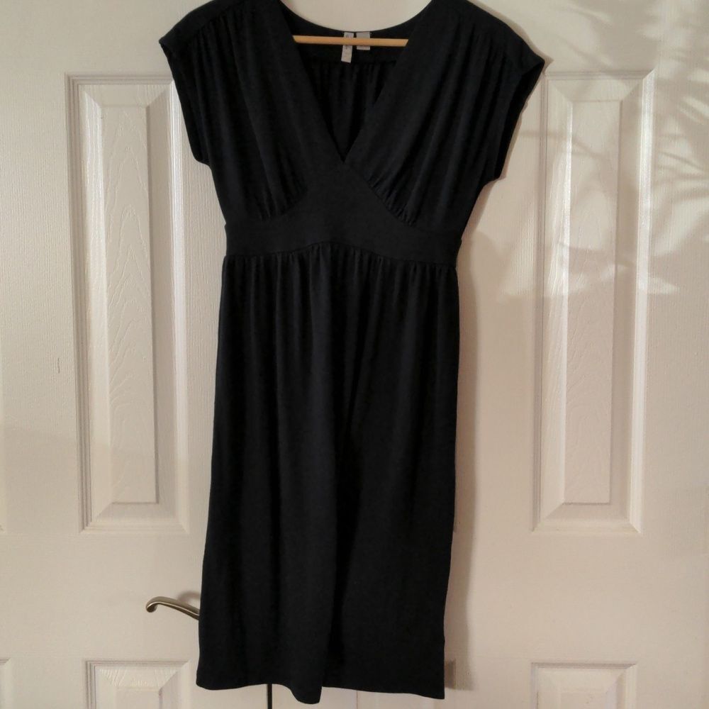 Excellent condition v‎ neck old Navy knee length empire fit dress